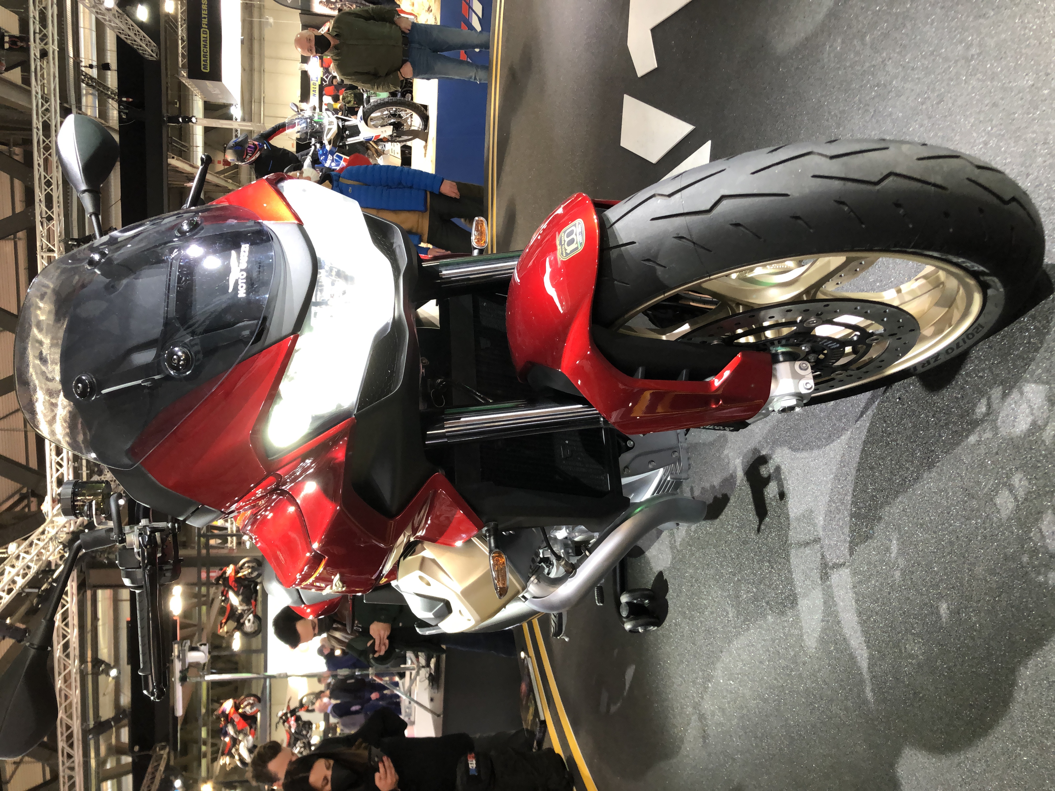 Moto Guzzi V100 rouge vue avant Salon Milan 2021