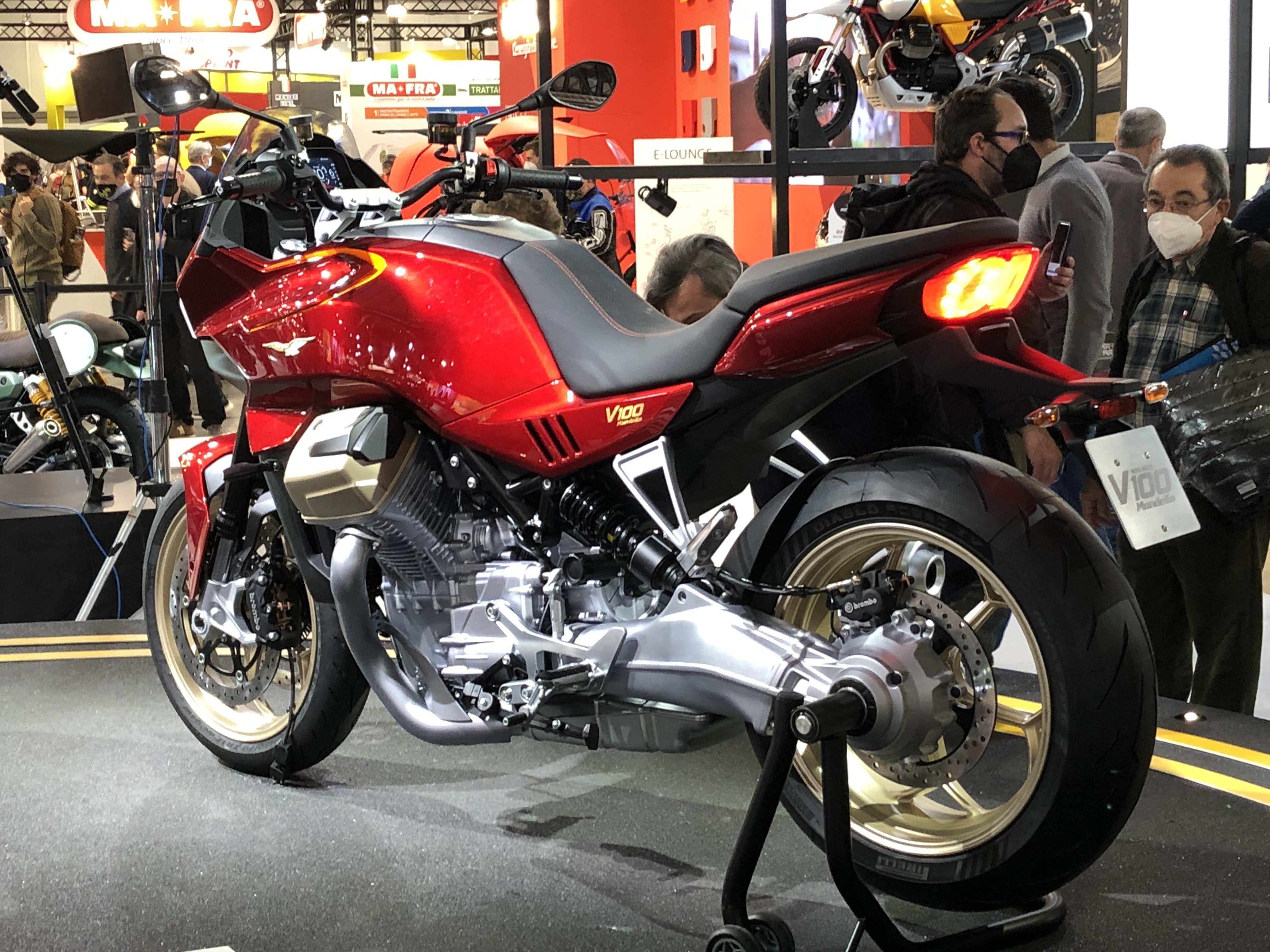 Moto Guzzi V100 rouge Salon Milan 2021