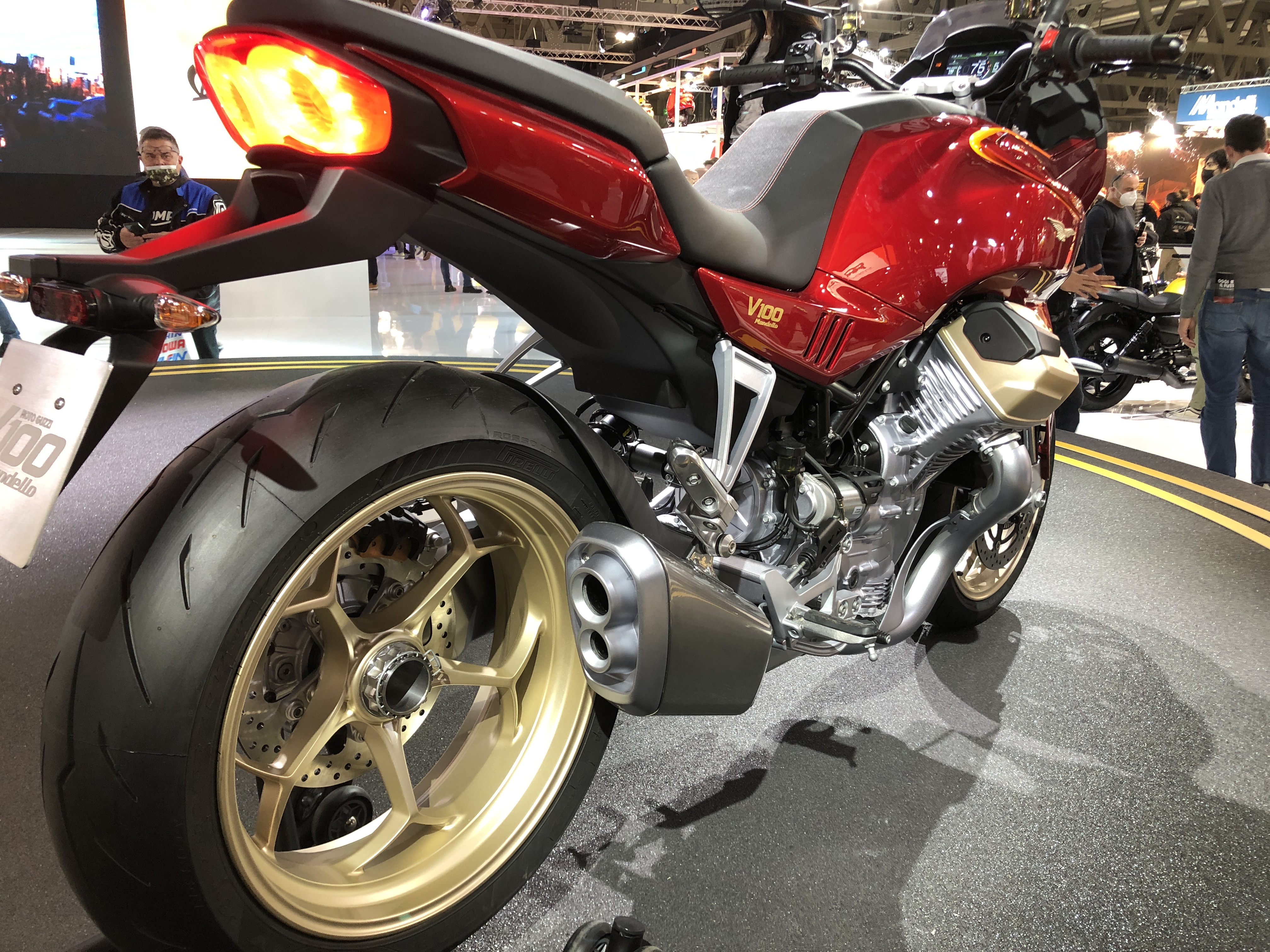 Moto Guzzi V100 rouge vue arrière Salon Milan 2021