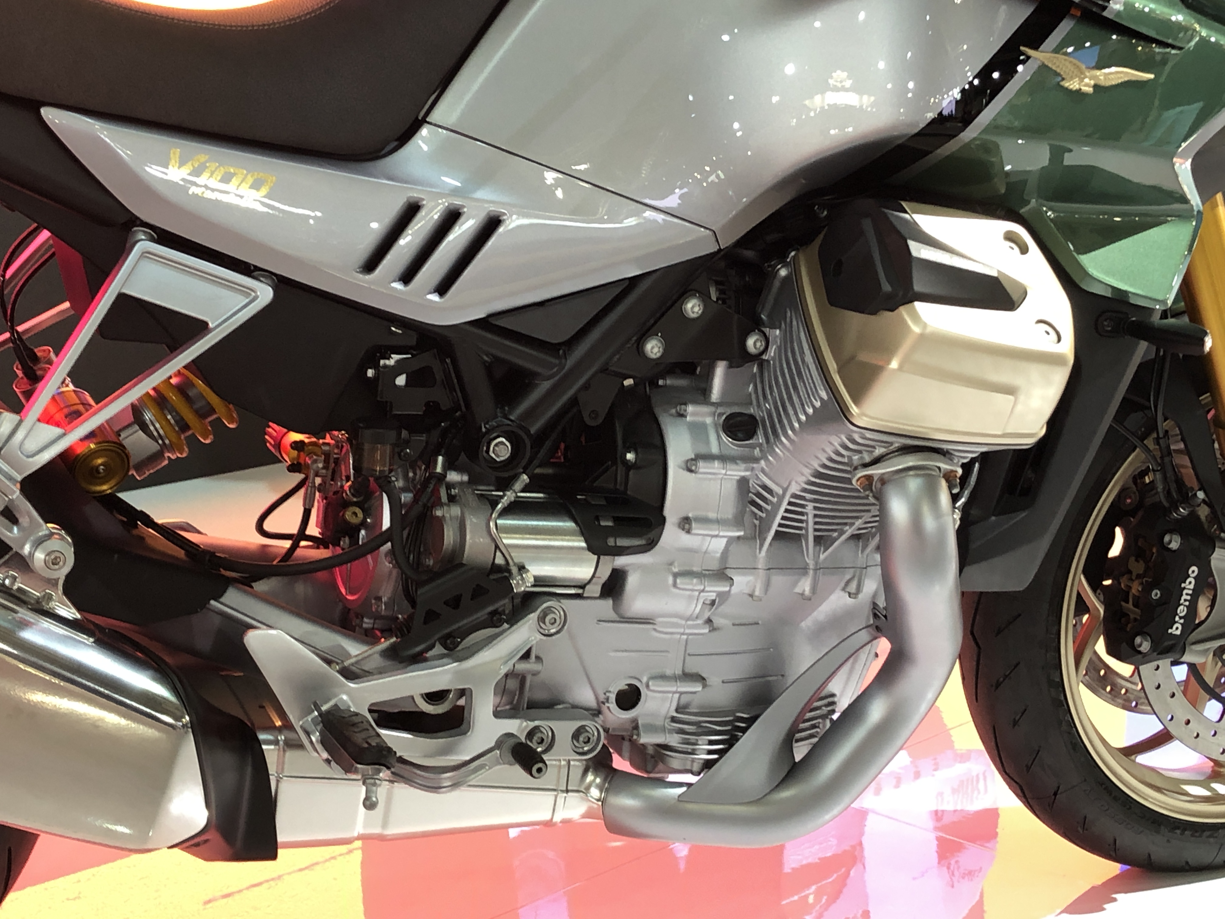 Moto Guzzi V100 centenario détail Salon Milan 2021