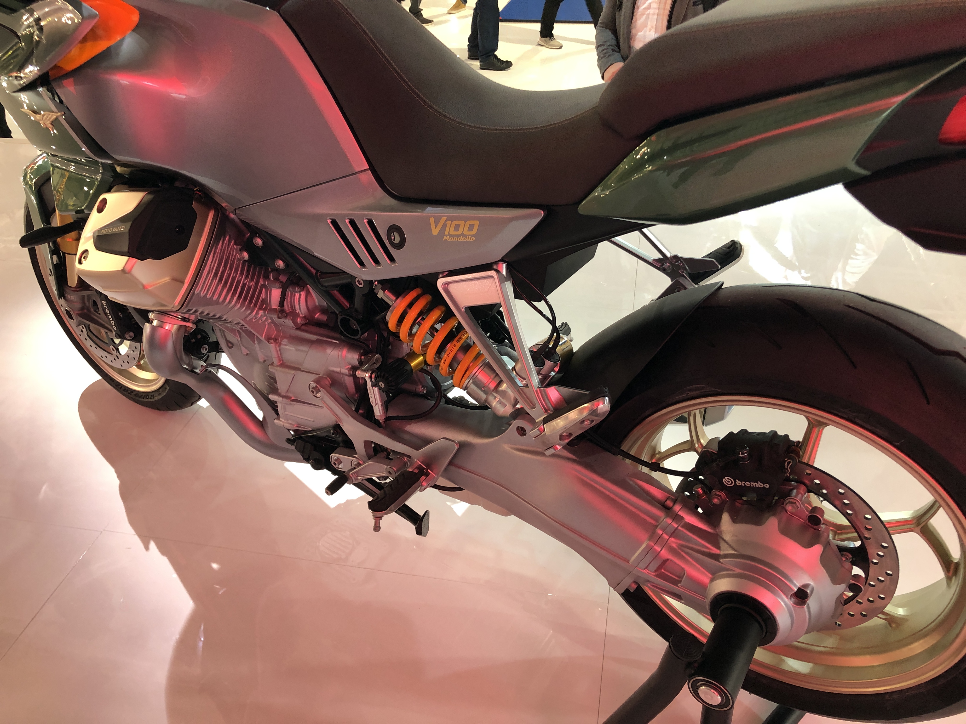 Moto Guzzi V100 centenario vue côté gauche Salon Milan 2021