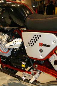V7 RACER DETAIL 
